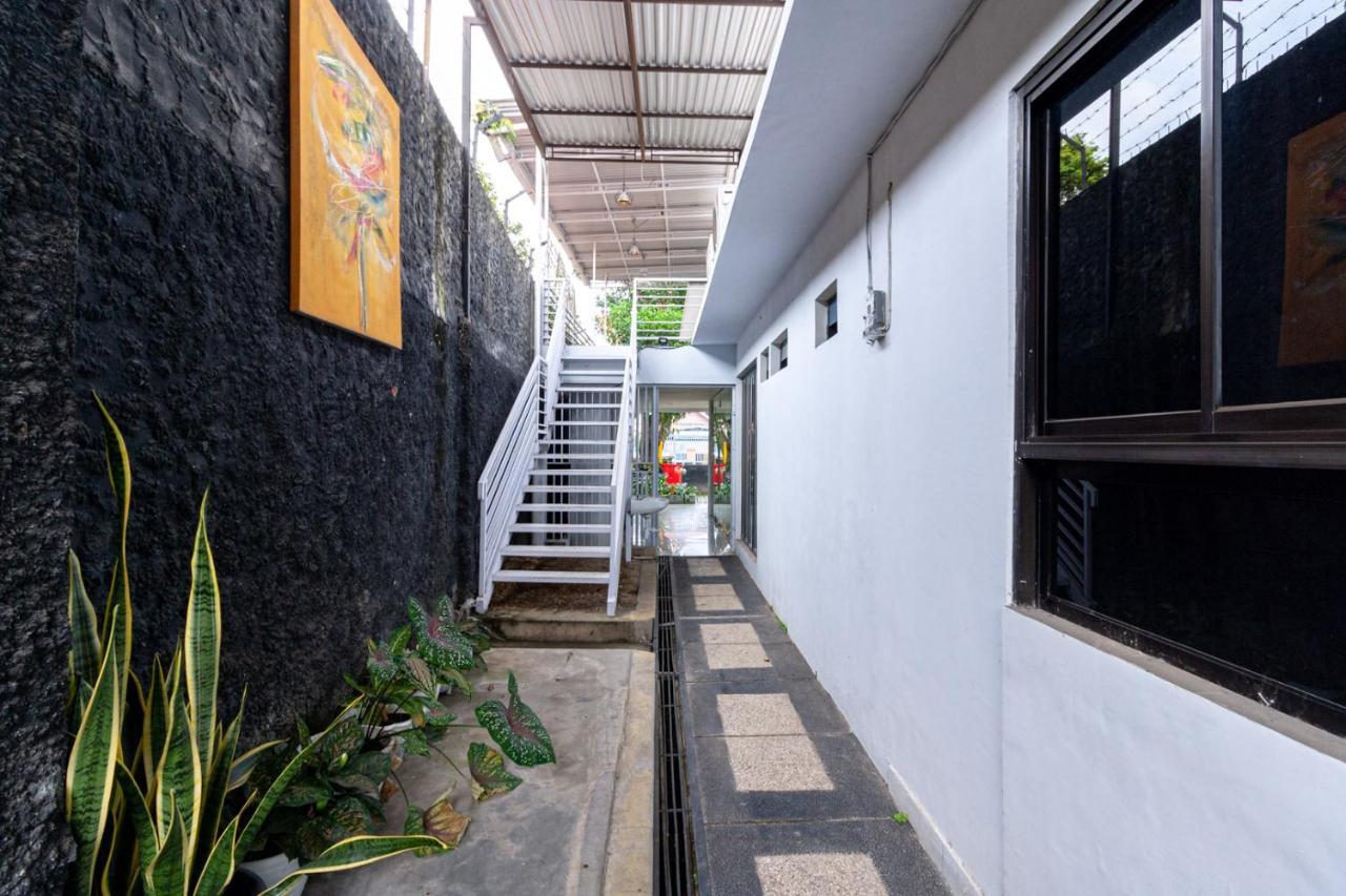 Urbanview Daniela Jambi By Reddoorz Hotel Exterior photo